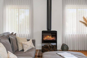 The Shack- Walk to beach, sleeping 4, fireplace, pet friendly!